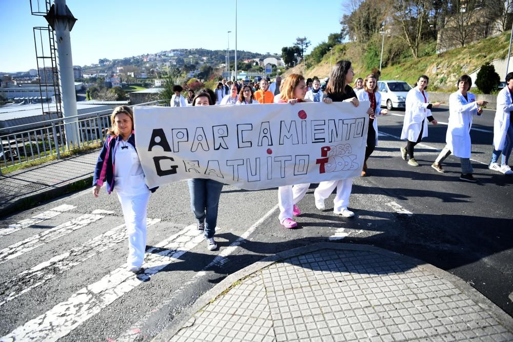 Trabajadores del Materno se movilizan para pedir mas plazas de aparcamiento.