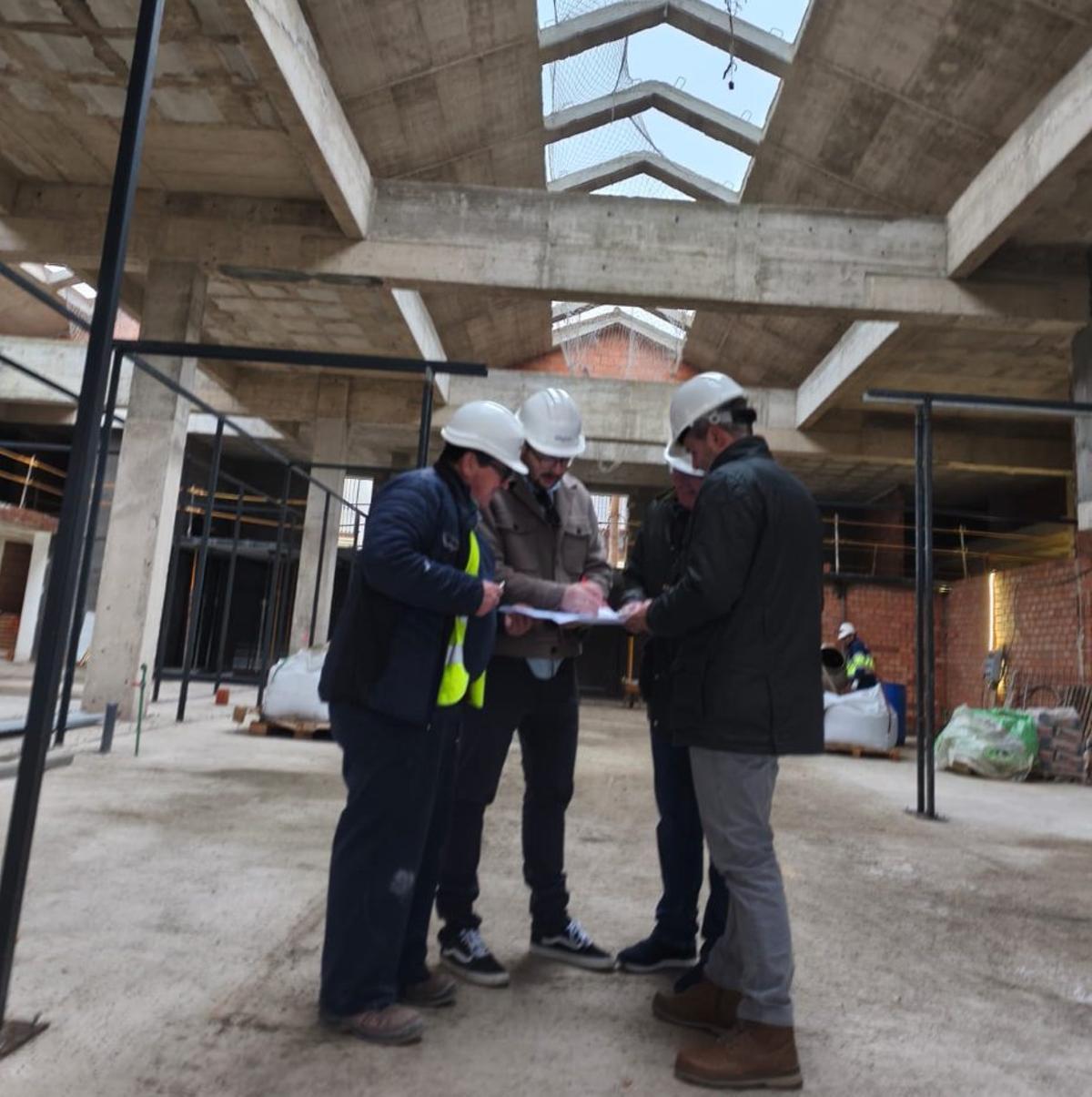 Técnicos de Magtel comprueban los avances en el mercado de abastos. | ESCAMILLA