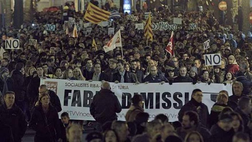 El cierre de Canal 9 saca a miles de valencianos a la calle