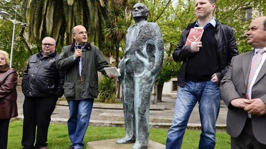 Tosar (segundo izquierda), Baltar, Patterson y Mouriño, junto a la estatua de Blanco Amor, presentaron &quot;A Esmorga&quot; en inglés