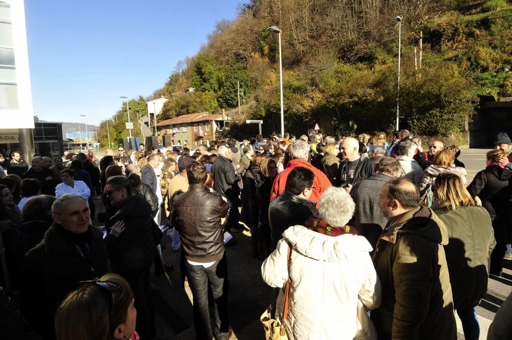 Protesta de los empleados del hospital por el despido de dos trabajadores de la cafetería