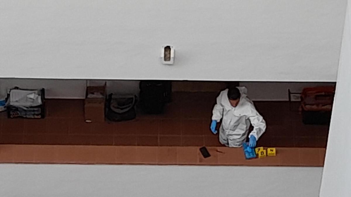 Guardia civil del Laboratorio de Criminalística en el piso del homicidio en Tabaiba