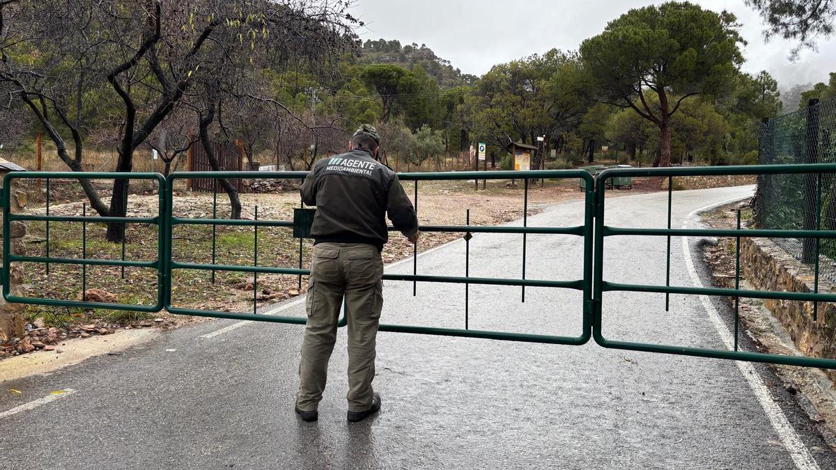 Un agente forestal cierra uno de los accesos a Sierra Espuña