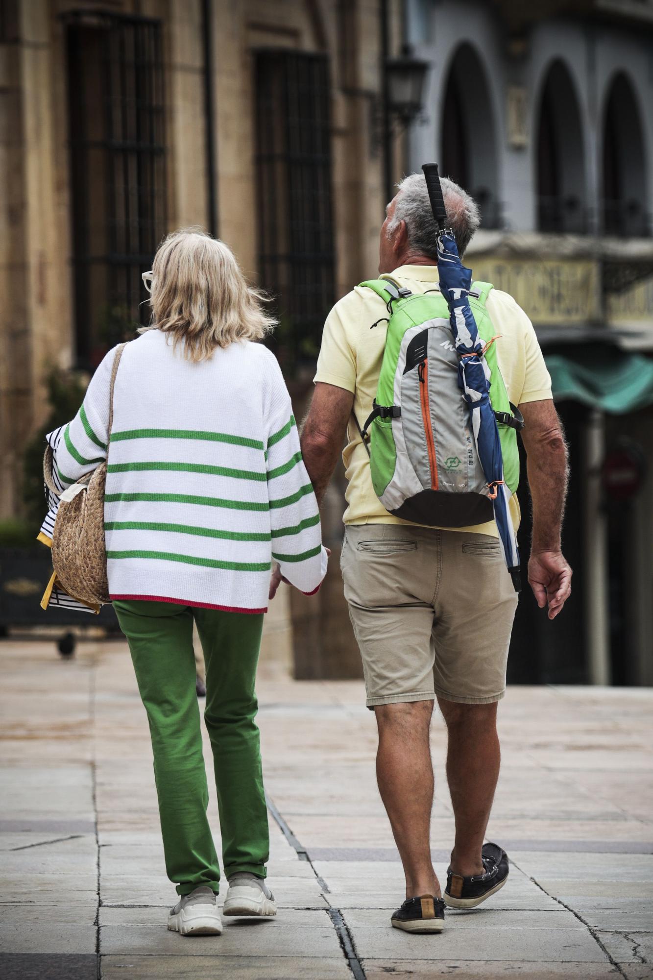 En imágenes: Los turistas, preparados para las lluvias asturianas