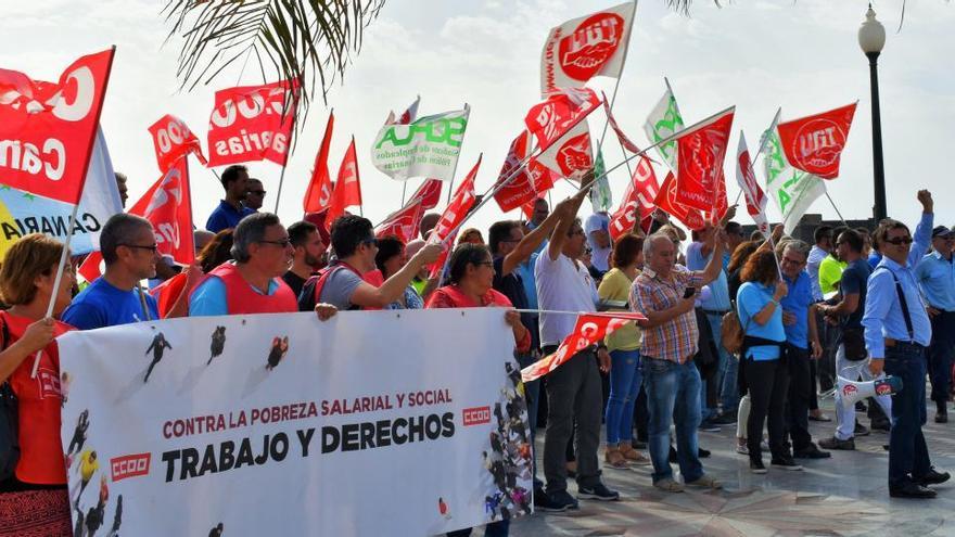 Protesta, esta mañana, de los trabajadores del Ayuntamiento de Arrecife frente al consistorio.