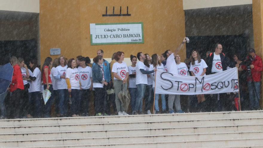 Los padres del colegio Caro Baroja, durante su concentración de esta mañana.