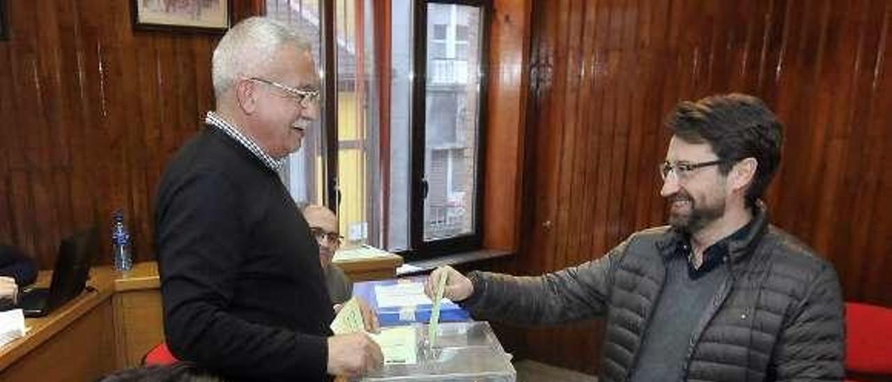 Enrique Fernández, en el momento de emitir su voto.