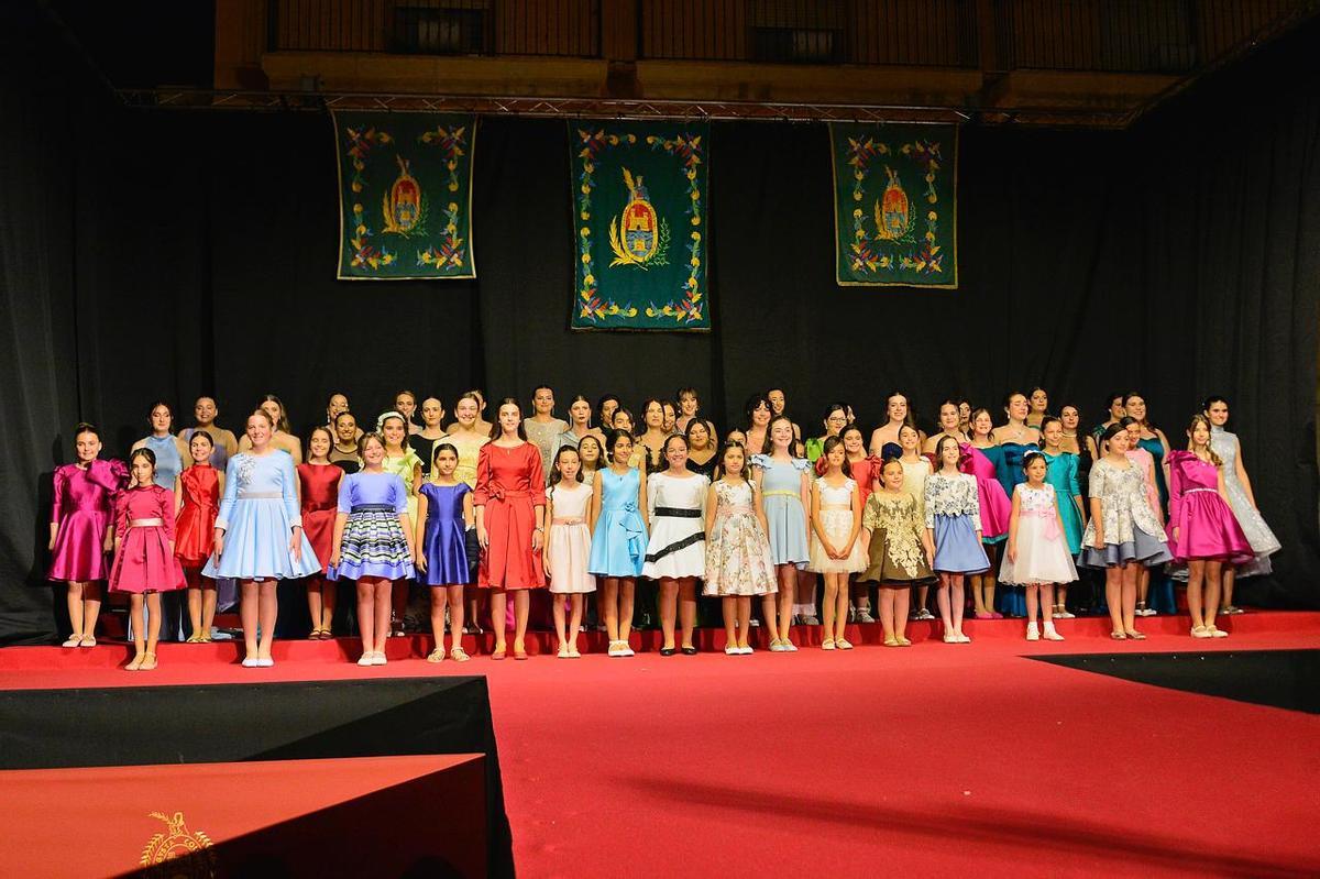 Foto de grupo con las 61 aspirantes de Elche