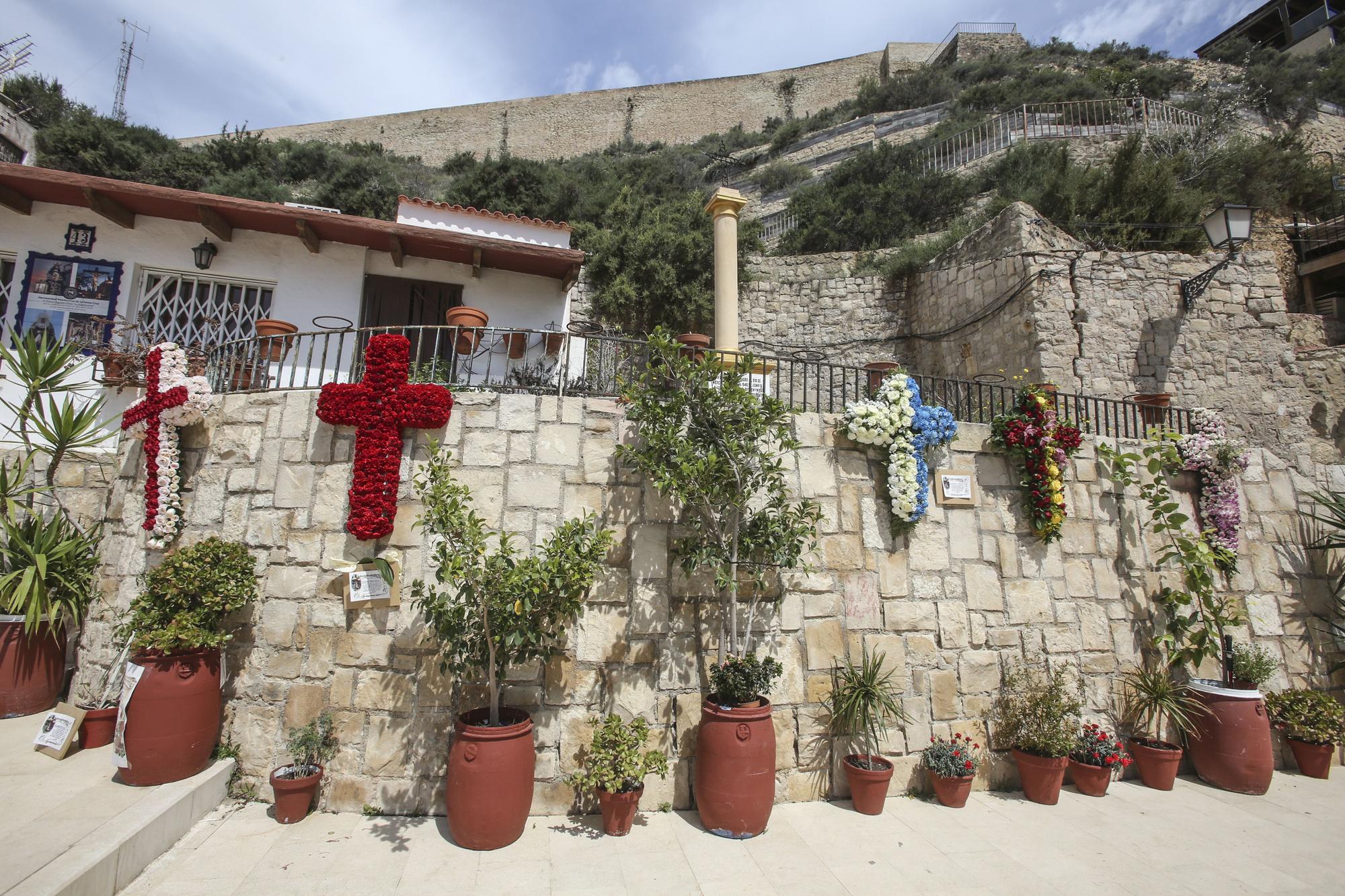 Vecinos del barrio de Santa Cruz en Alicante engalanan las calles con las tradicionales Cruces de Mayo