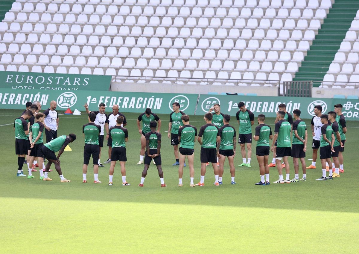 Iván Ania da instrucciones a sus pupilos durante una sesión de esta semana.