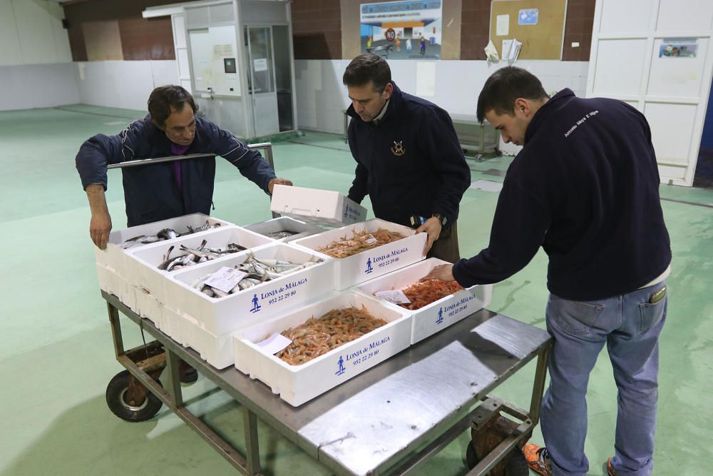 Tan solo cinco compradores y un barco se encargan de llevar el marisco y el pescado de arrastre cada día a la mesa de los malagueños donde la merluza y las gambas son las grandes protagonistas.