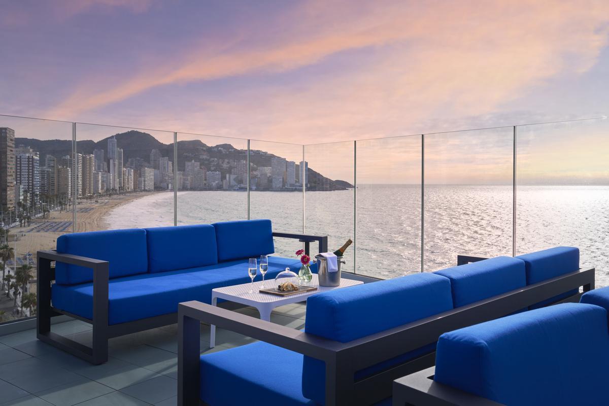 Barceló Benidorm Beach tiene vistas espectaculares al azul del mar con el perfil de la ciudad de fondo.