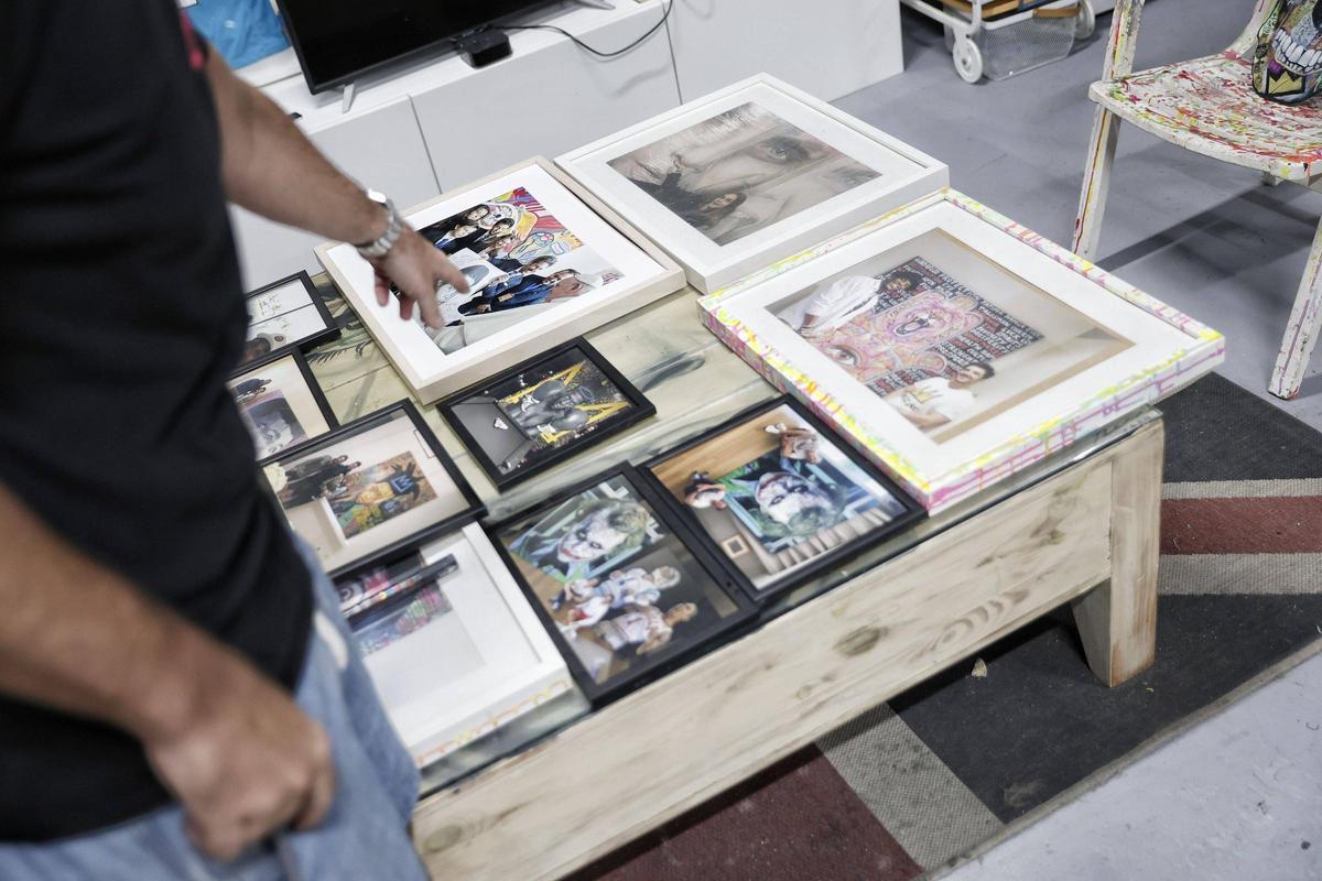 Fotos enmarcadas en las que Mäkelä aparecen con clientes famosos y, también, con el Papa.