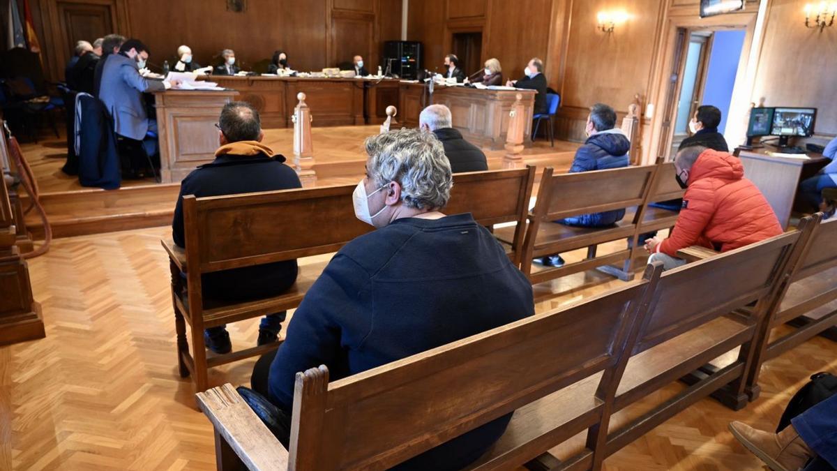 Los seis acusados durante la primera jornada del juicio celebrada ayer en Pontevedra. |   // RAFA VÁZQUEZ