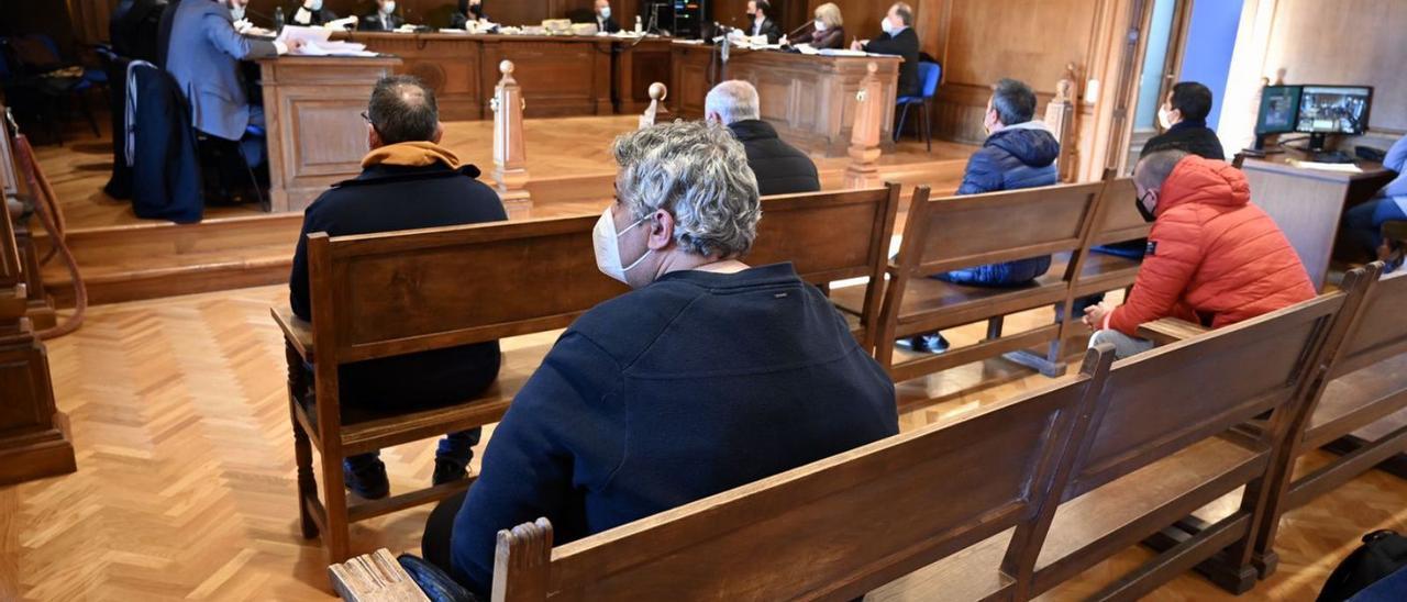 Los seis acusados durante la primera jornada del juicio celebrada ayer en Pontevedra. |   // RAFA VÁZQUEZ