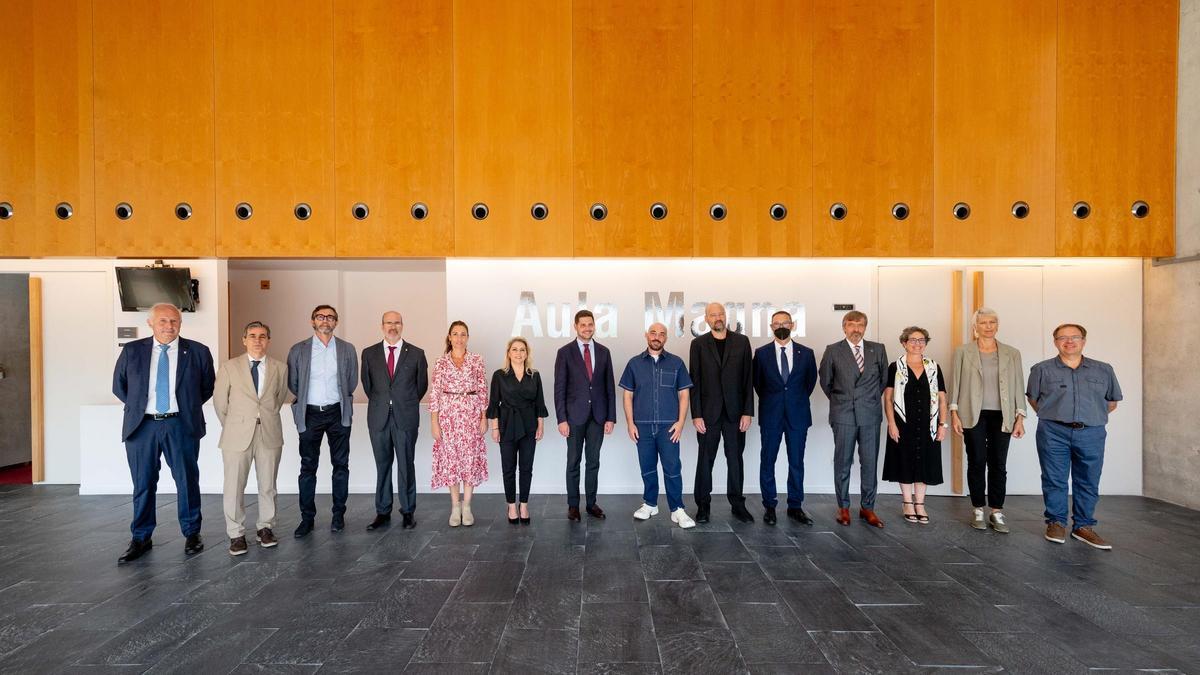 Autoridades municipales y del Campus de Gandia, antes del acto inaugural