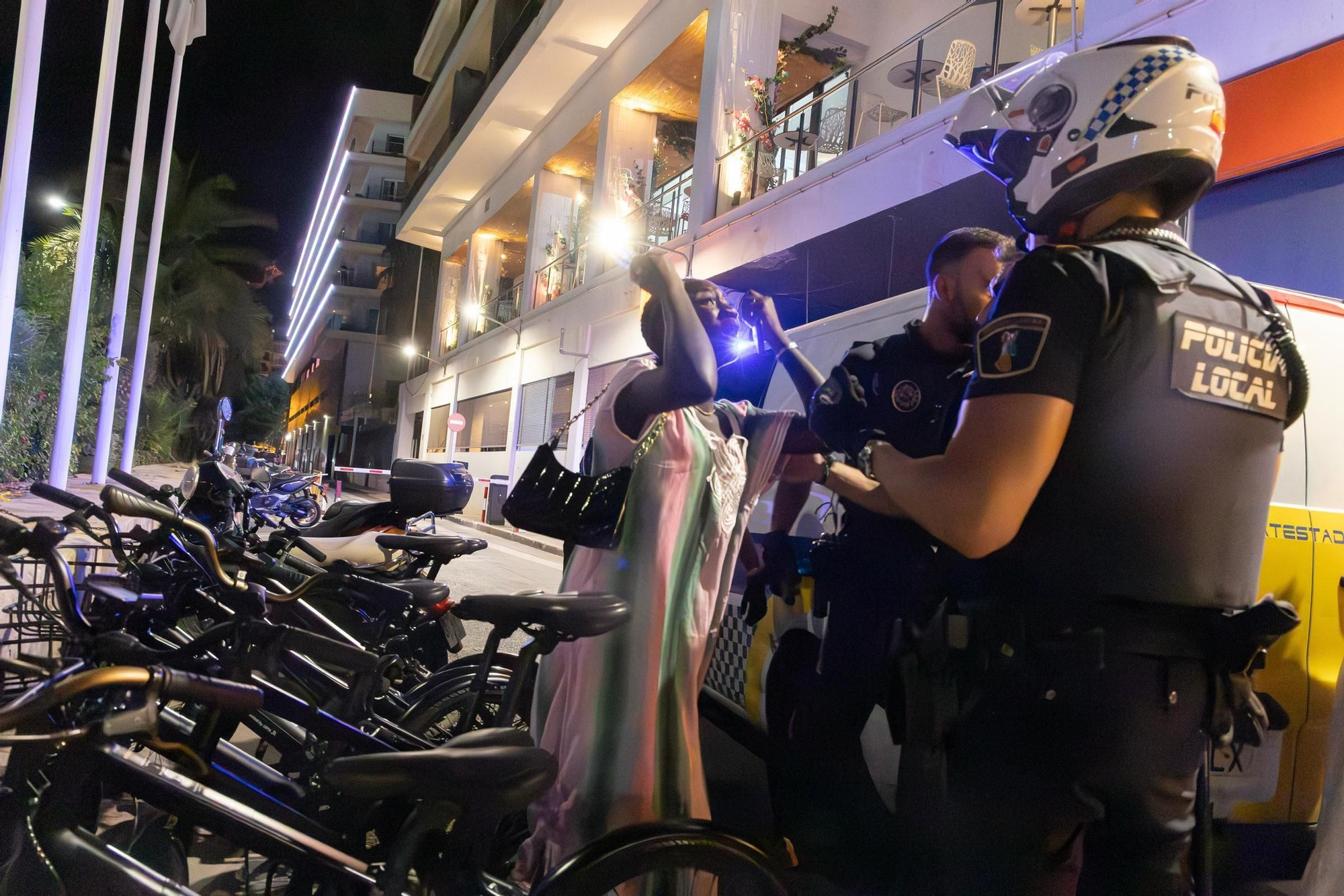 Operativo conjunto policial contra el ‘top manta’ en el puerto de Alicante