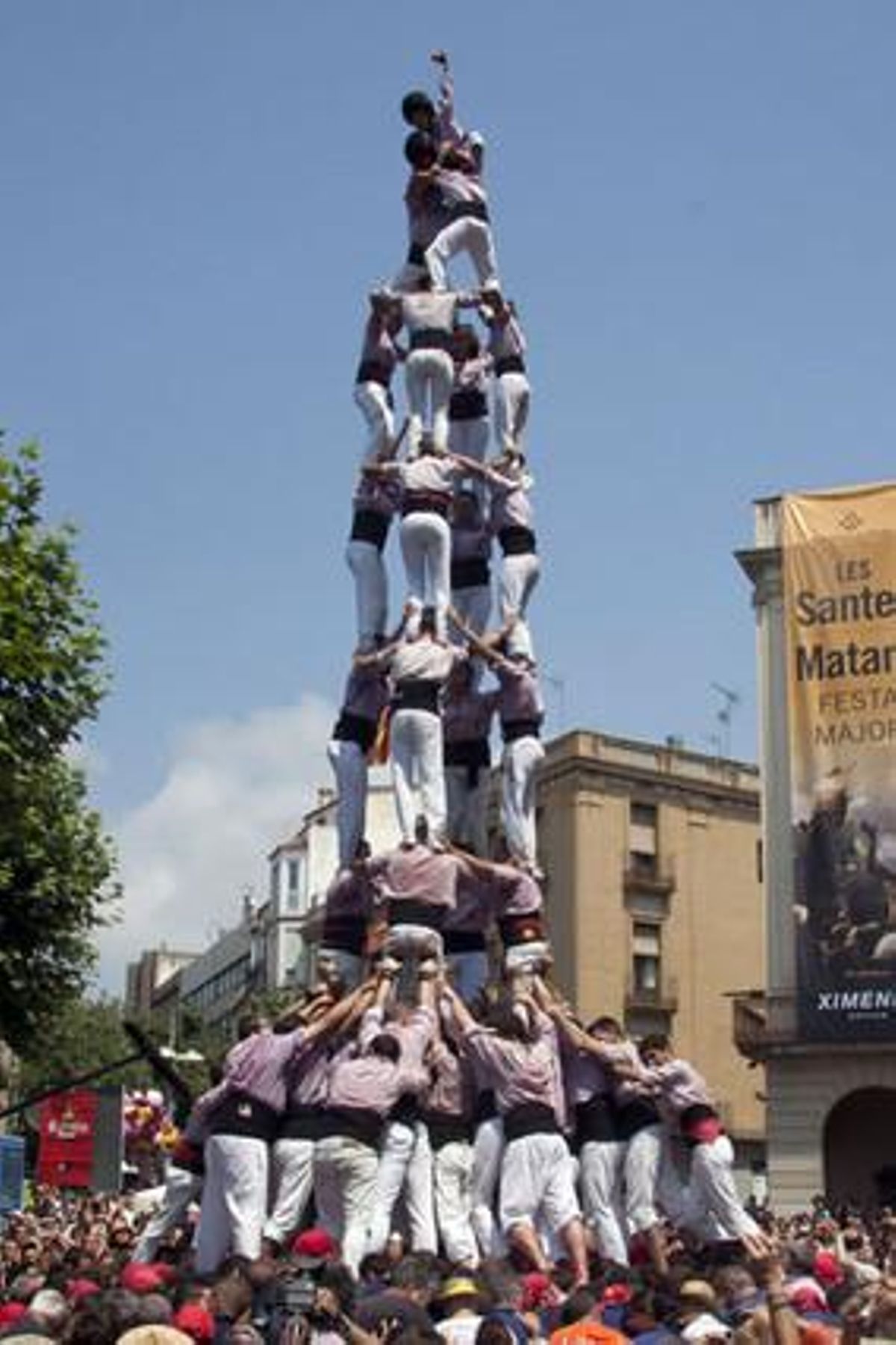 Quatre de nou amb folre dels Minyons de Terrassa a les Santes de Mataró. Quatre de nou amb folre dels Minyons de Terrassa a les Santes de Mataró.