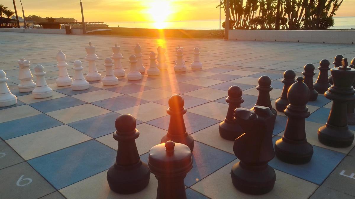 Tablero de ajedrez en el paseo marítimo.