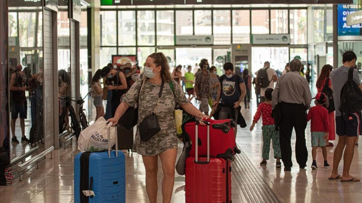 Pasajeros en la estación de Sants.