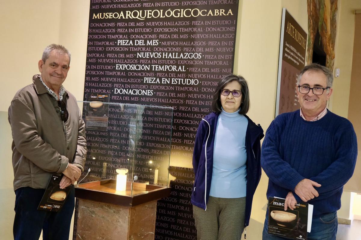El director del Museo, Antonio Moreno, acompañado por Tina Romero y Rafael Luna Leiva, viuda y amigo.