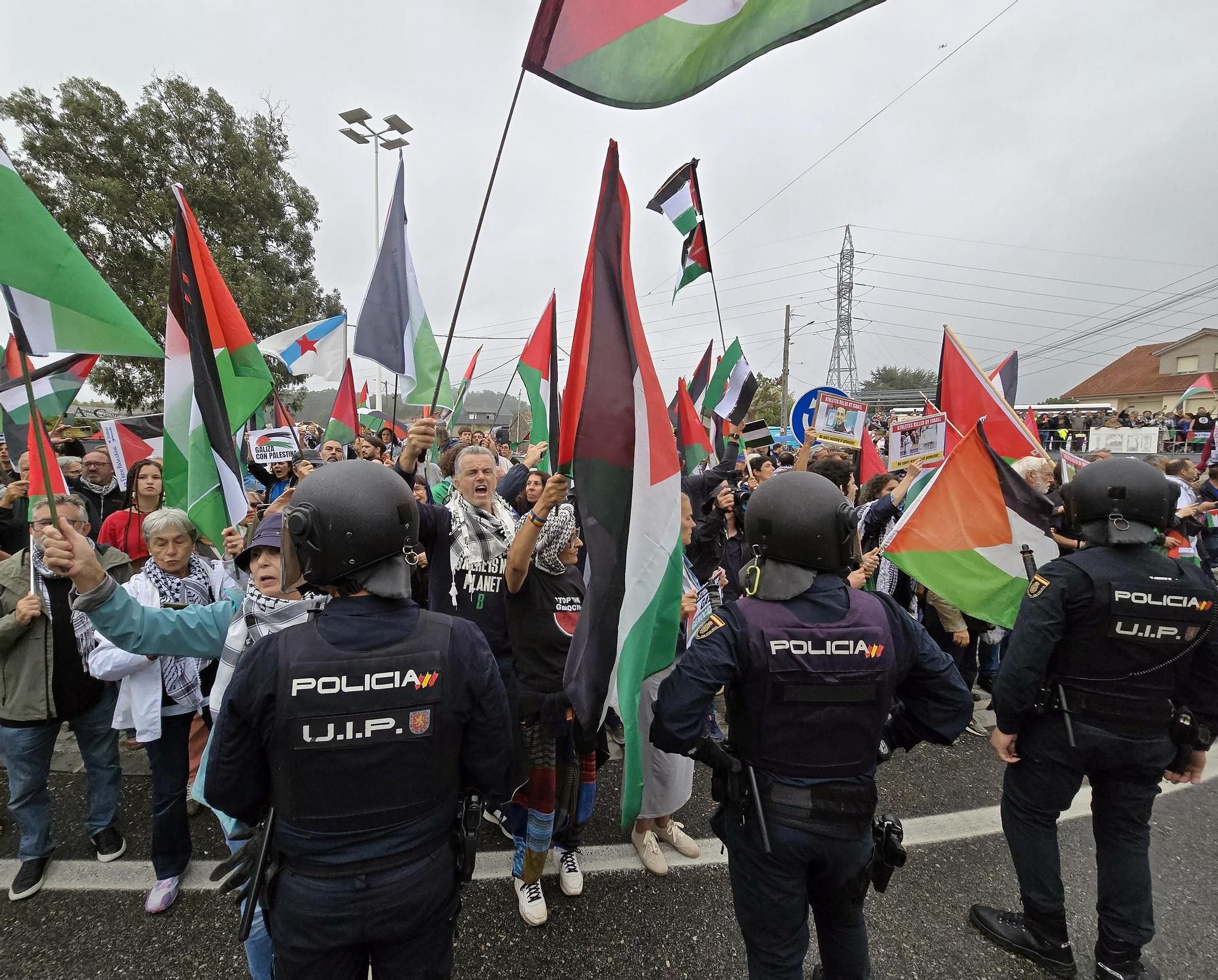 Concentraciones contra el equipo de Israel por el genocidio en Gaza durante el paso de La Vuelta por Pontevedra