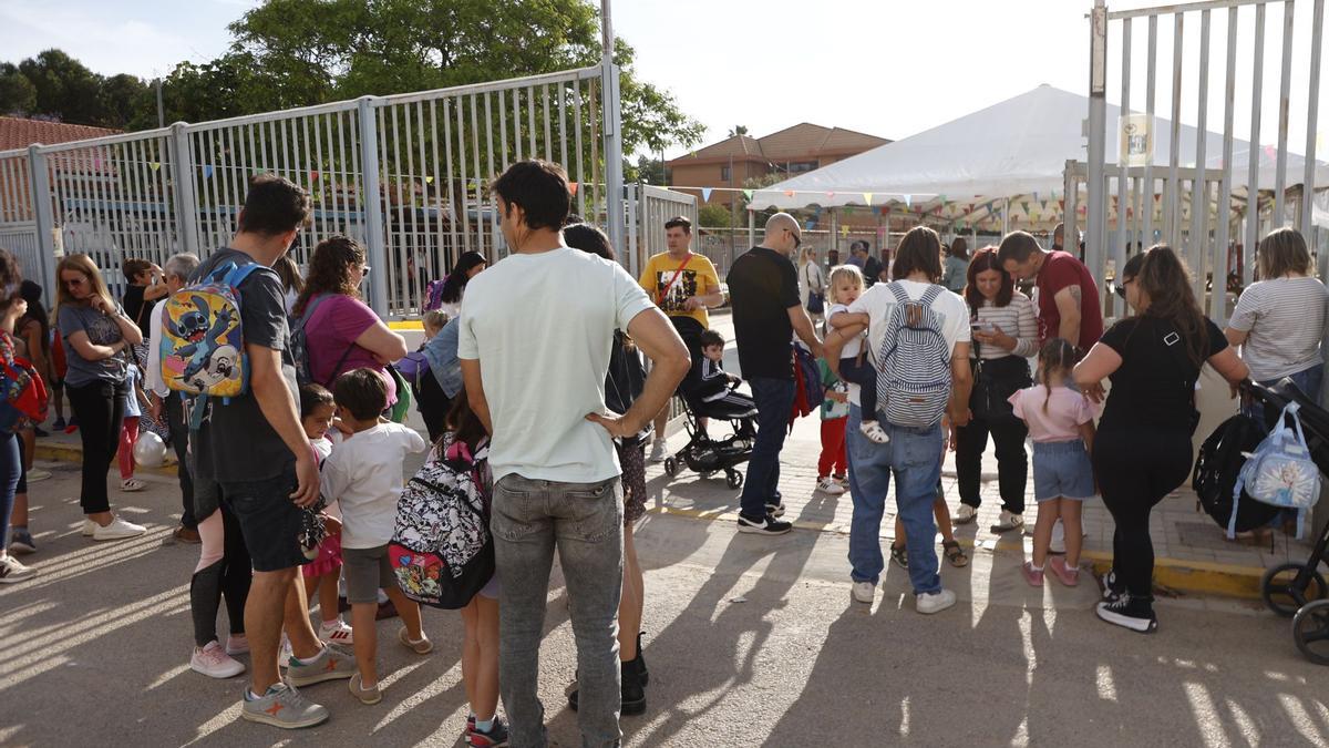 Vuelta al cole de los alumnos de Primaria del CEIP l'Horta de Paiporta