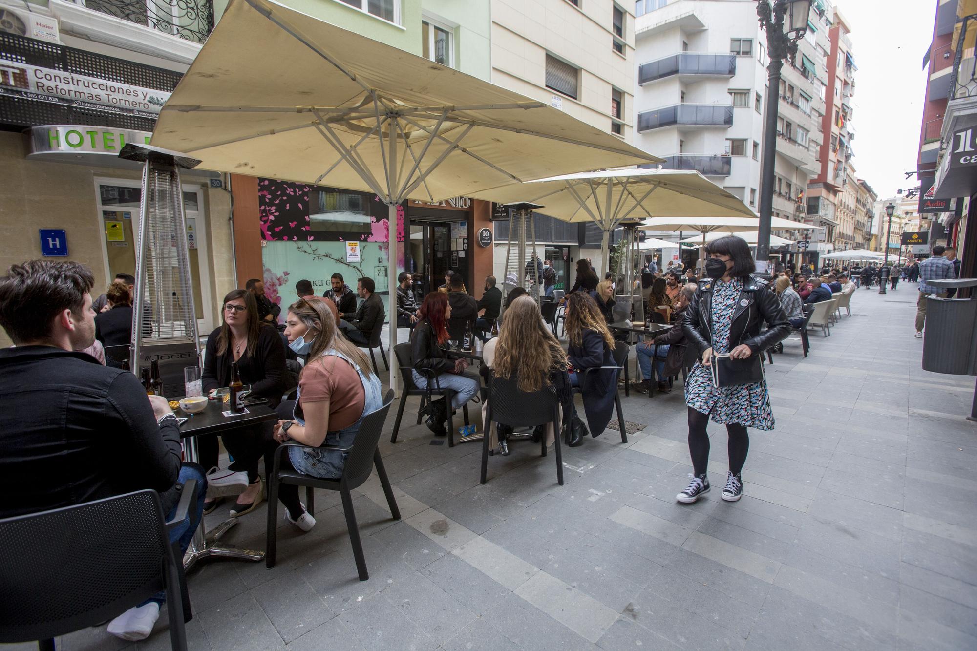 Lleno en las terrazas del centro de Alicante el primer fin de semana de apertura