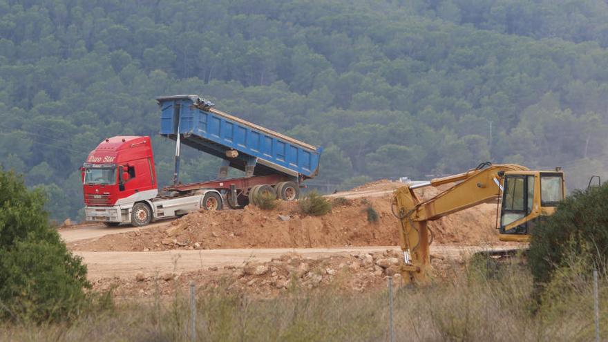 Un camión carga tierra acumulada en los terrenos de Matutes en Platja d&#039;en Bossa, en la zona periférica de protección del Parque Natural.