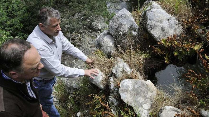 Los alcaldes de Vila de Cruces y Silleda examinaron los daños del puente en mayo. // Bernabé/Javier Lalín