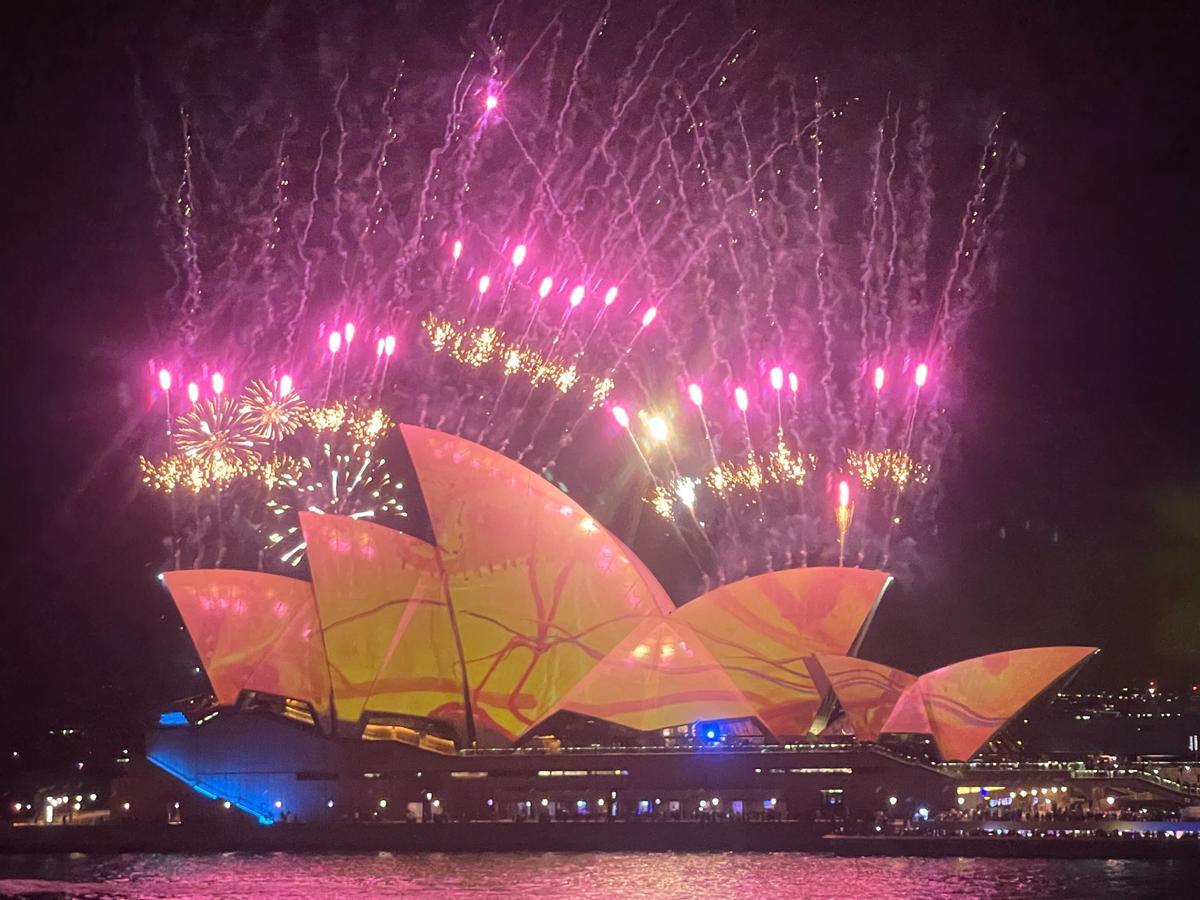 Un festival de luces tiñe de color los edificios icónicos de Sídney