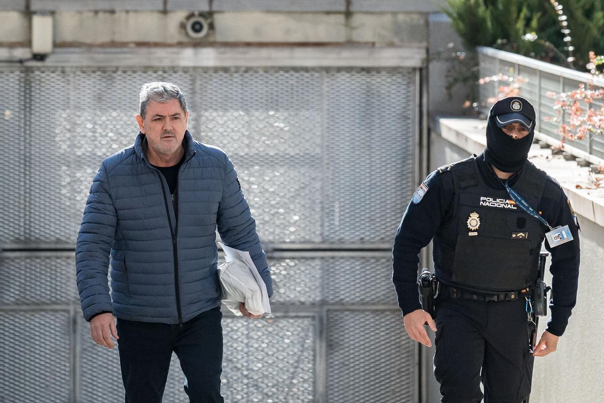 El socio empresario de Servinabar 200, Joseba Antxon Alonso Egurrola (i), a la salida de la Audiencia Nacional,