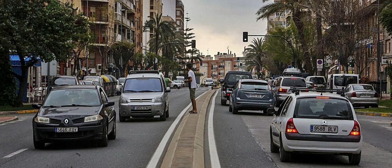 Vista de la principal arteria que atraviesa Crevillent, con numerosos negocios a ambos lados. ANTONIO AMORÓS