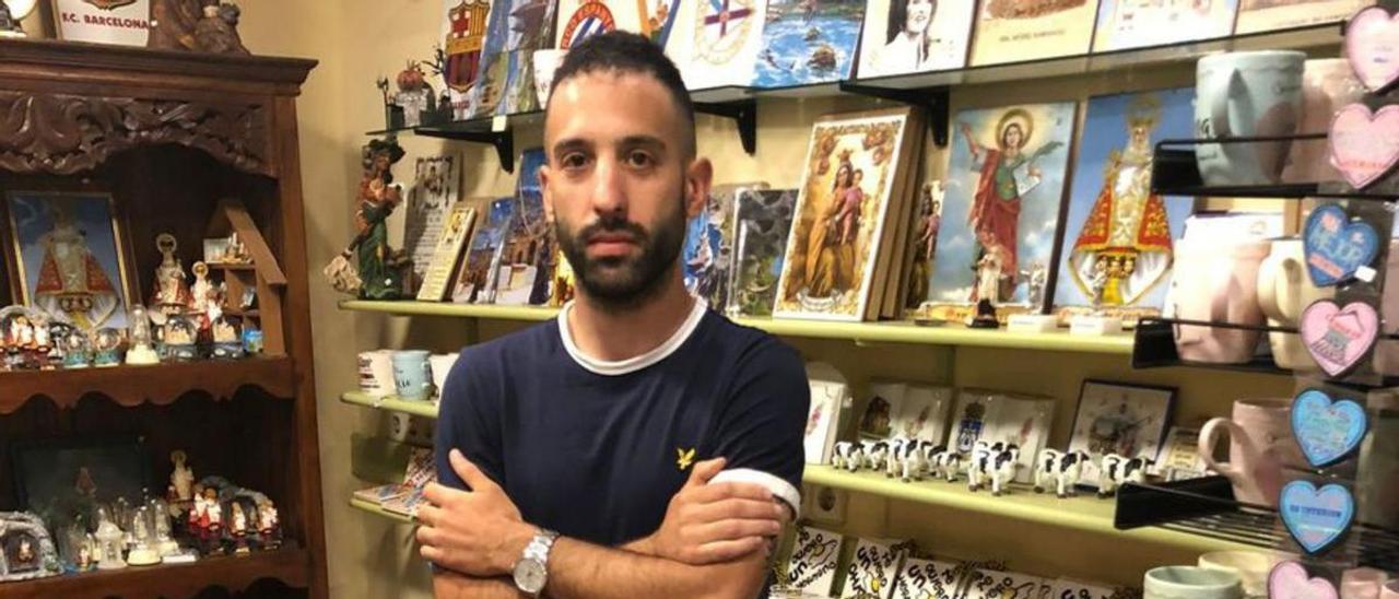 Francisco  Areces, en su tienda de  souvenirs. | |  B. S.