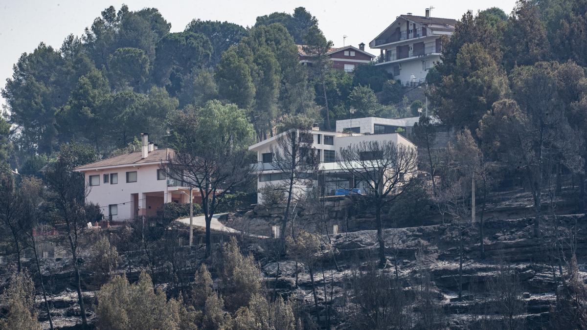 Imatges del Pont de Vilomara després de l'incendi forestal que afecta des d'aquest diumenge la comarca