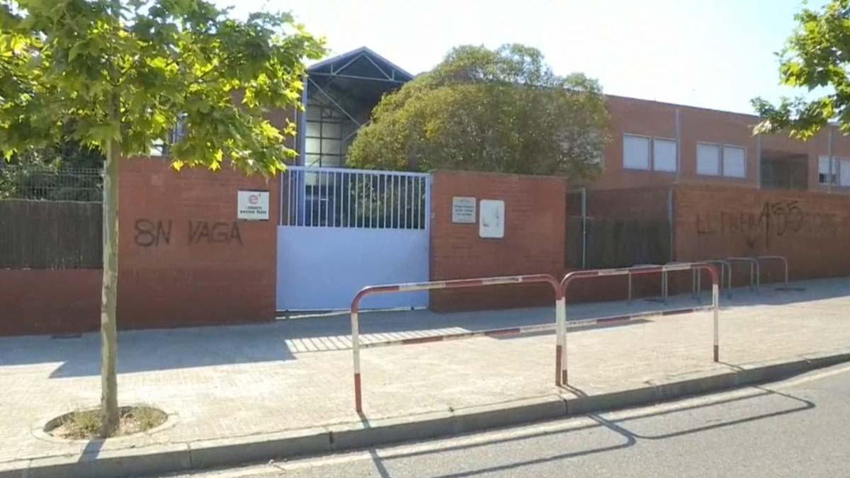 El instituto Font de l'Alba, de Terrassa, donde una alumna acusa a su profesora de agredirla por pintar una bandera de España
