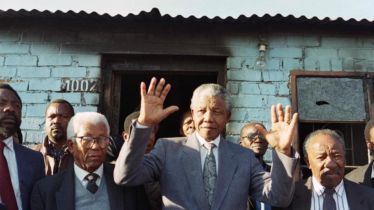 Nelson Mandela (centro), flanqueado por su adjunto Walter Sisulu (izq.) y el secretario general del ANC, Alfred Nzo.