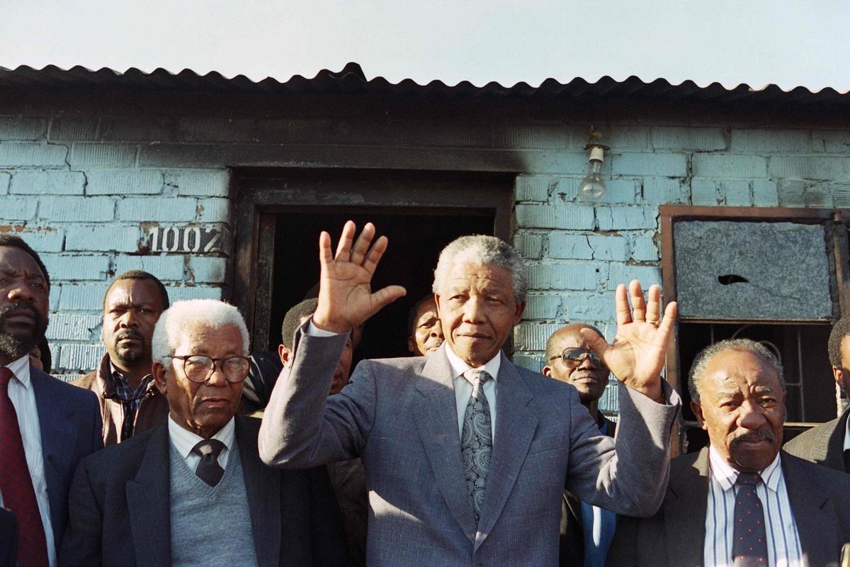 Nelson Mandela (centro), flanqueado por su adjunto Walter Sisulu (izq.) y el secretario general del ANC, Alfred Nzo.