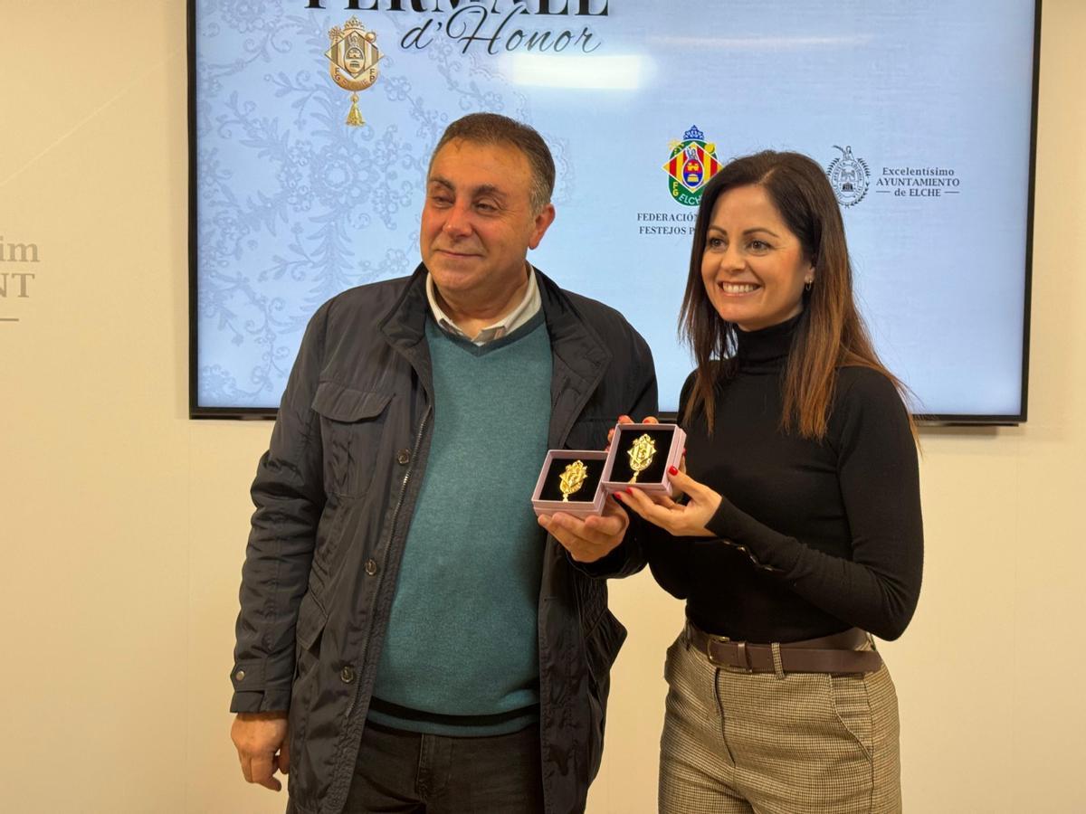 El presidente de la Gestora, Fernando Jaén, y la edil de Festejos, Inma Mora.
