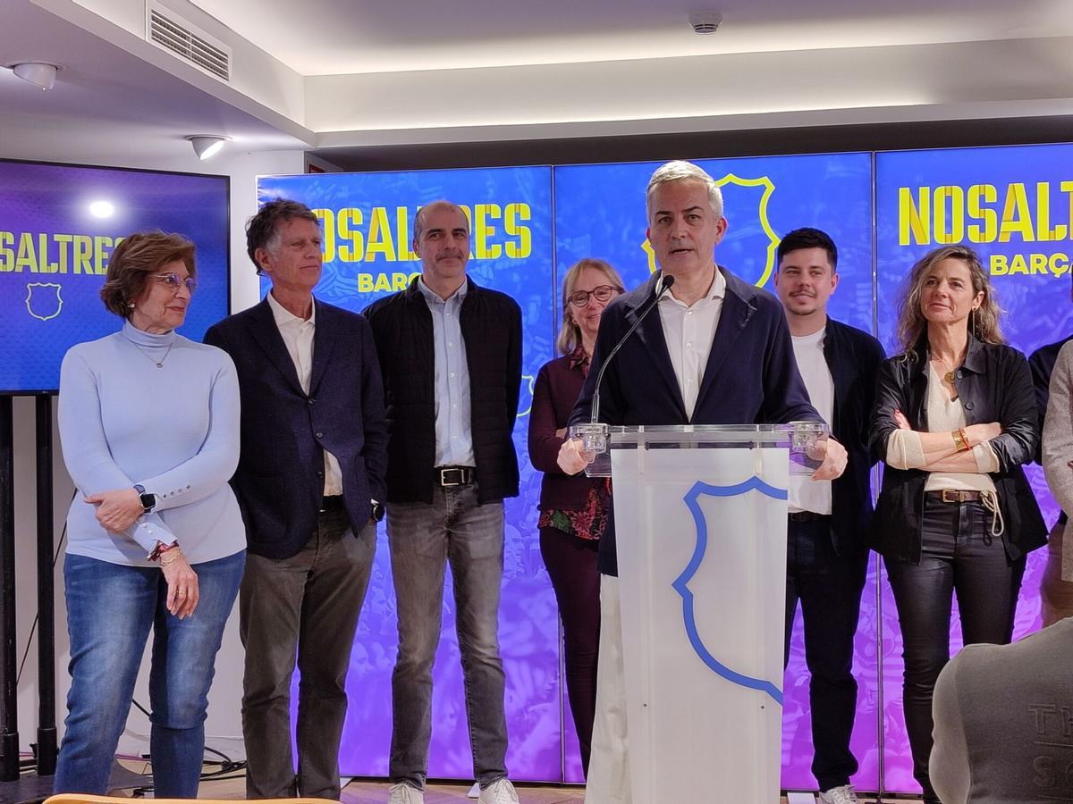 Víctor Font, junto a su equipo de Nosaltres en su sede electoral.
