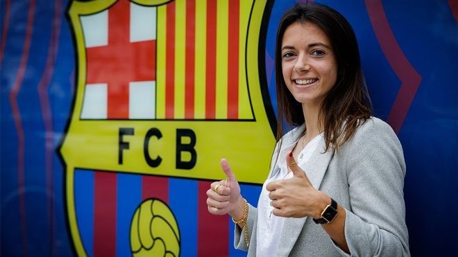 Aitana Bonmatí posa en las oficinas del Barça tras firmar su renovación.