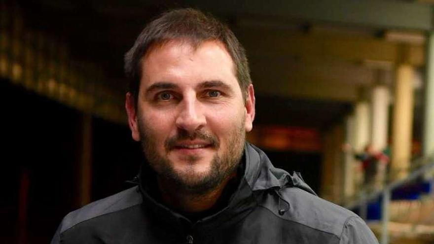 El entrenador Manu Sánchez posa en la ciudad deportiva de Abegondo antes de un entrenamiento del primer equipo femenino.