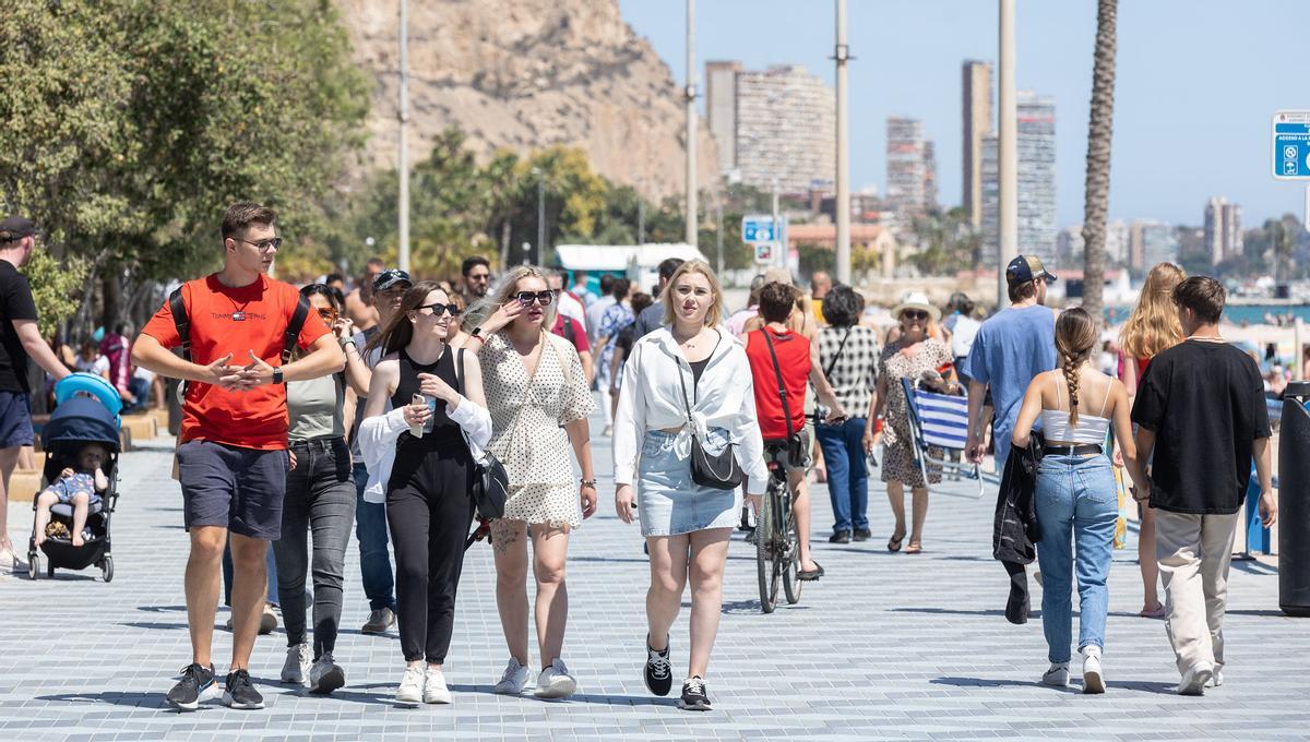 El calor llena terrazas y playas en la ciudad de Alicante