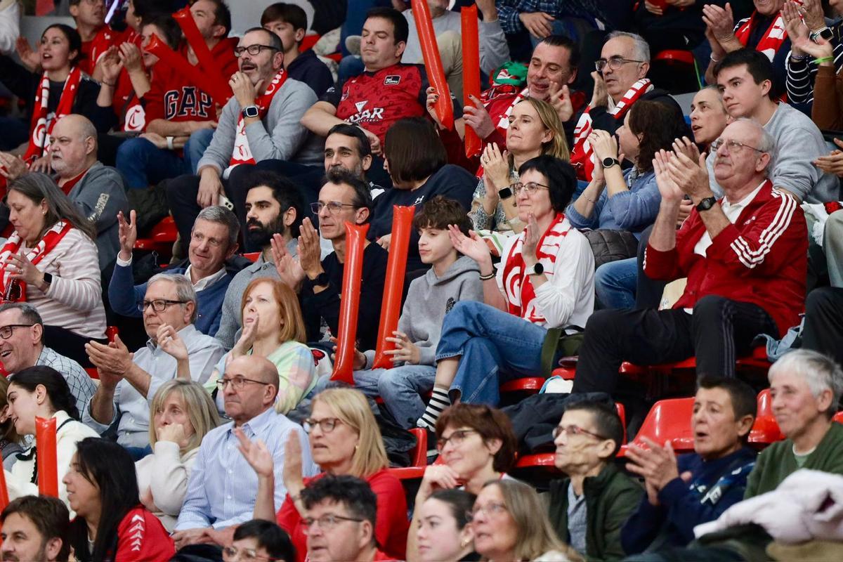 La Marea Roja anima al Casademont Zaragoza durante el partido de Euroliga contra el Mersin en el Príncipe Felipe.