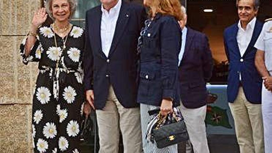 Doña Sofía, don Juan Carlos y la Infanta Elena, en el náutico.