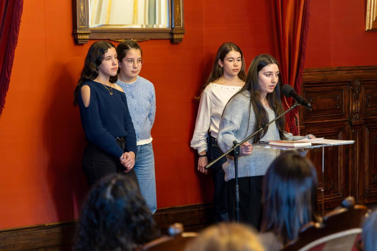 Catro alumnas do IES Eduardo Pondal participaron do acto institucional de Raxoi polo 8M