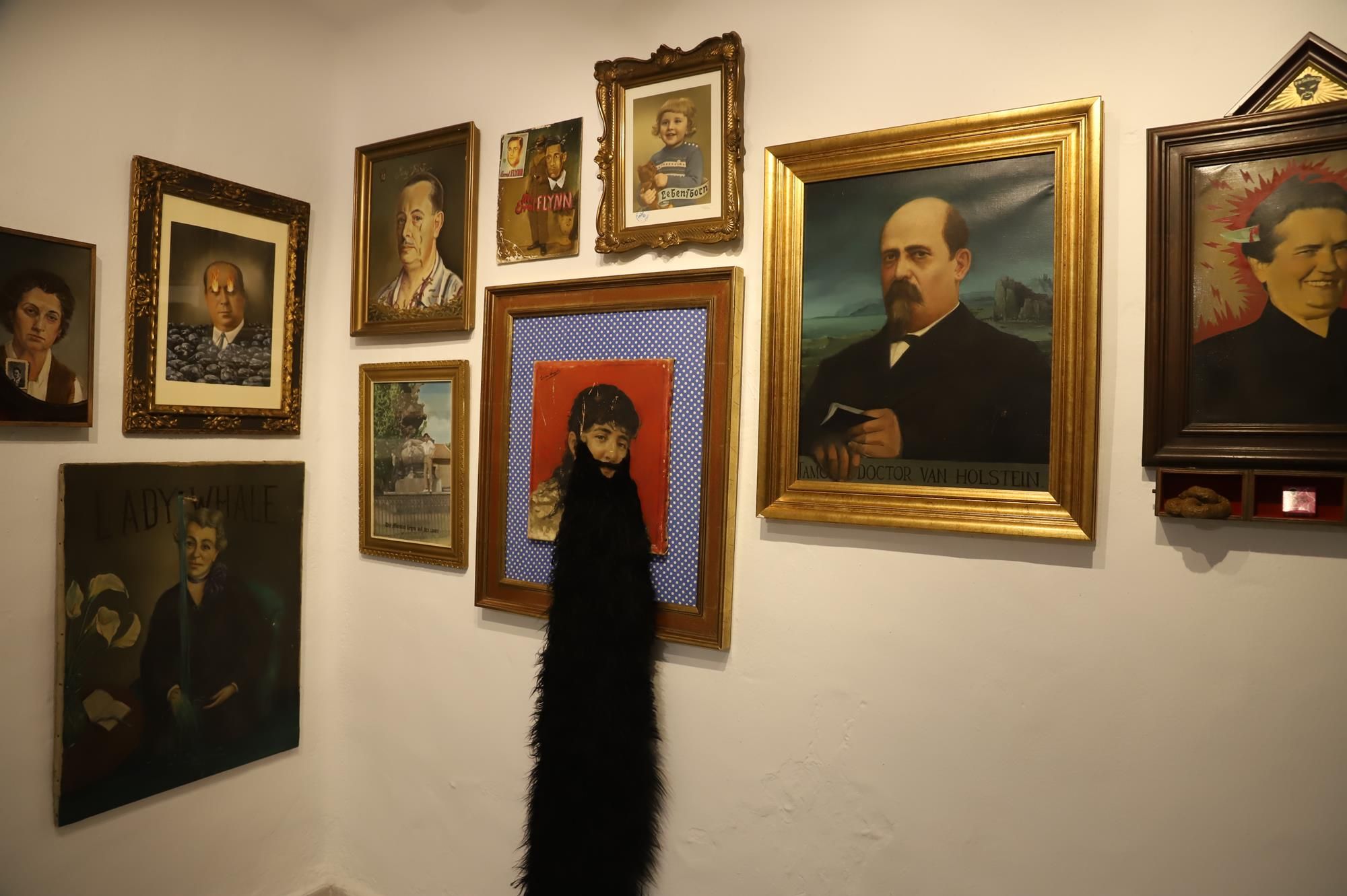 Exposición 'Real galería de retratos de gente que no existe', en El Almacén