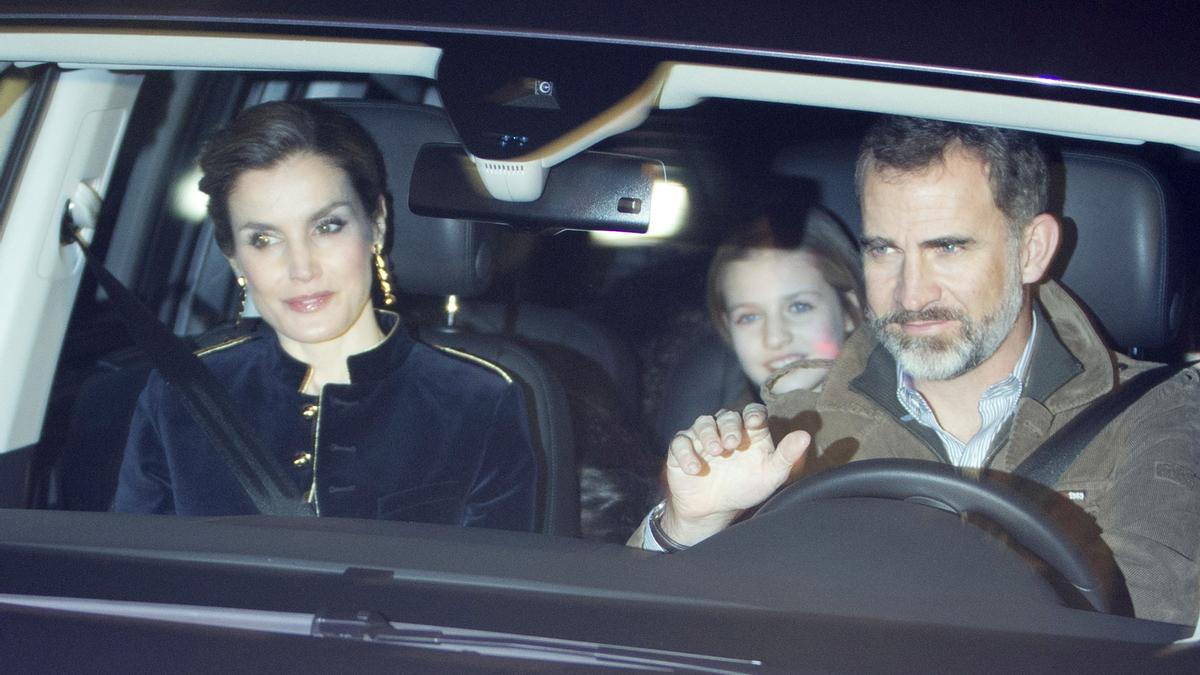 Don Felipe y doña Letizia con sus hijas durante el día de Reyes