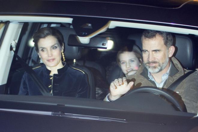 Don Felipe y doña Letizia con sus hijas durante el día de Reyes