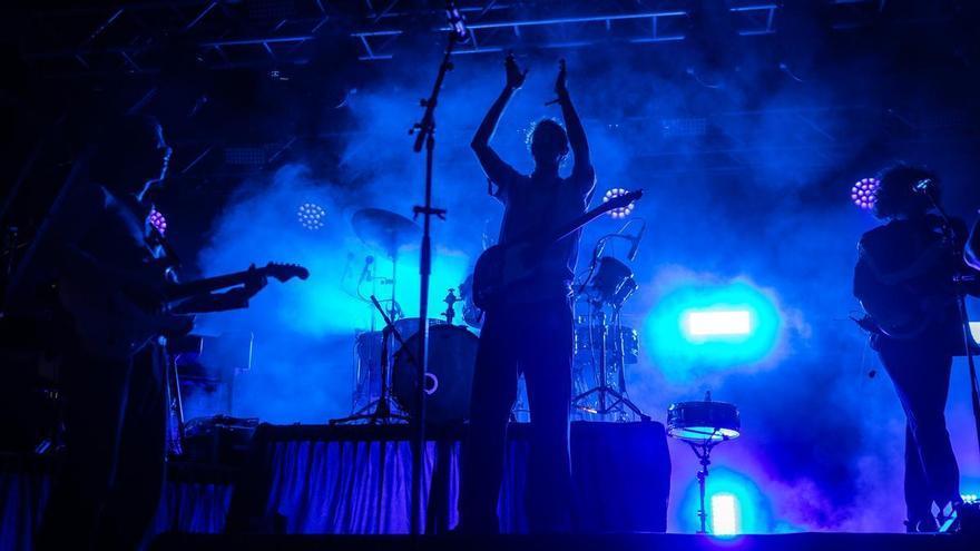 Las guitarras rockeras de The Hives y el indie pop electrónico de Two Door Cinema Club despiden al Cruïlla 2026